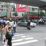 民權大橋的風 大都會科技大樓週邊午餐時人潮