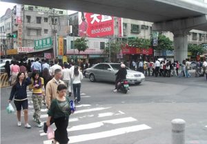 大都會科技大樓週邊午餐時人潮