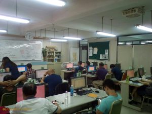 106年「互動式資料庫網頁設計班01期」教室內。