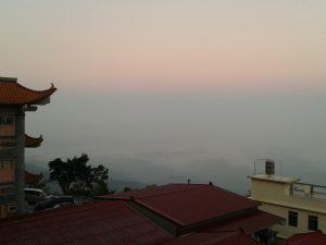 早晨海拔550M鳥瞰台南市區在雲霧飄渺中。